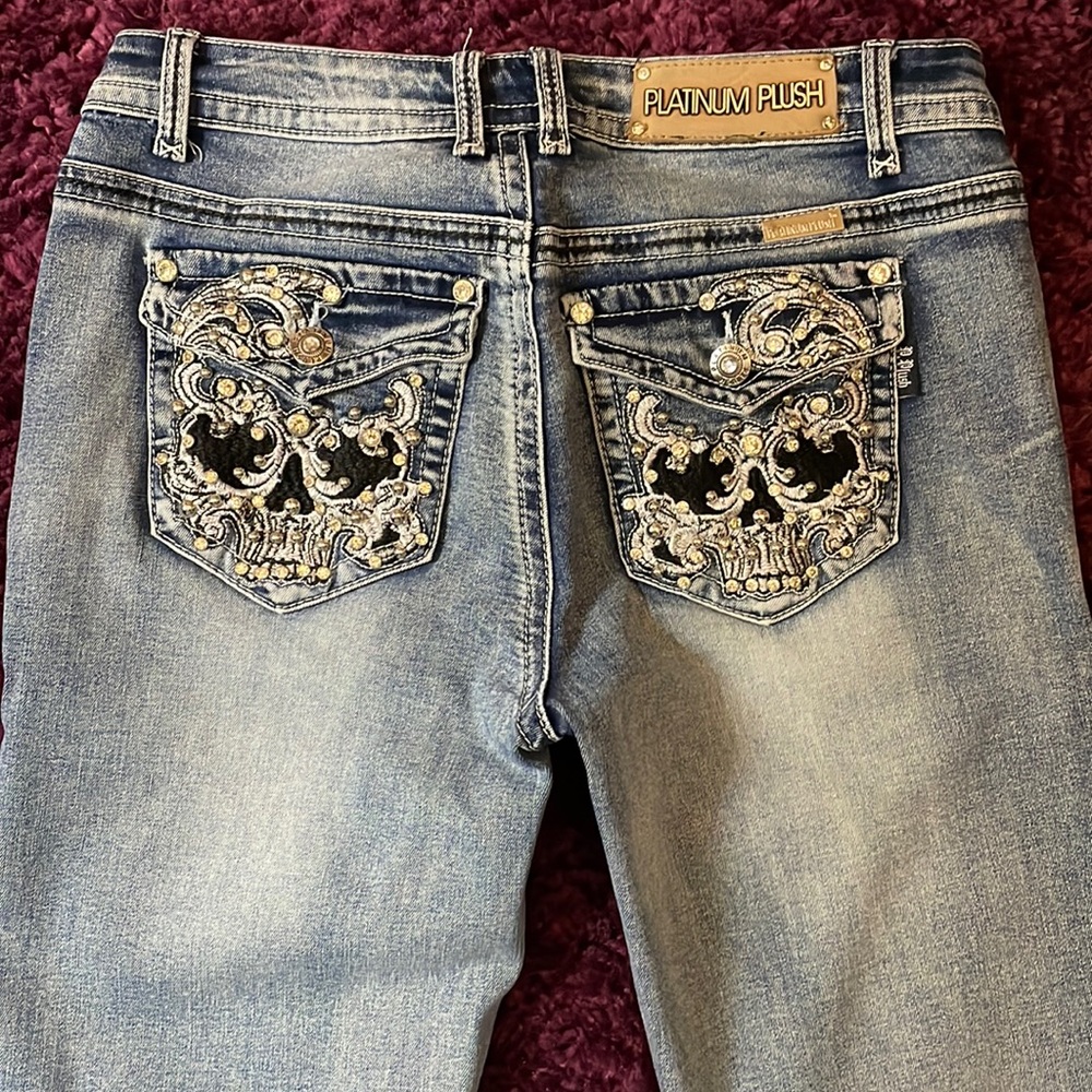 PLATINUM PLUSH- embroidered and blinged out! Skull pockets; stretchy. Size 7.